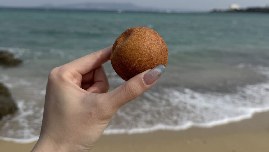 浜辺で食べたサーターアンダギー